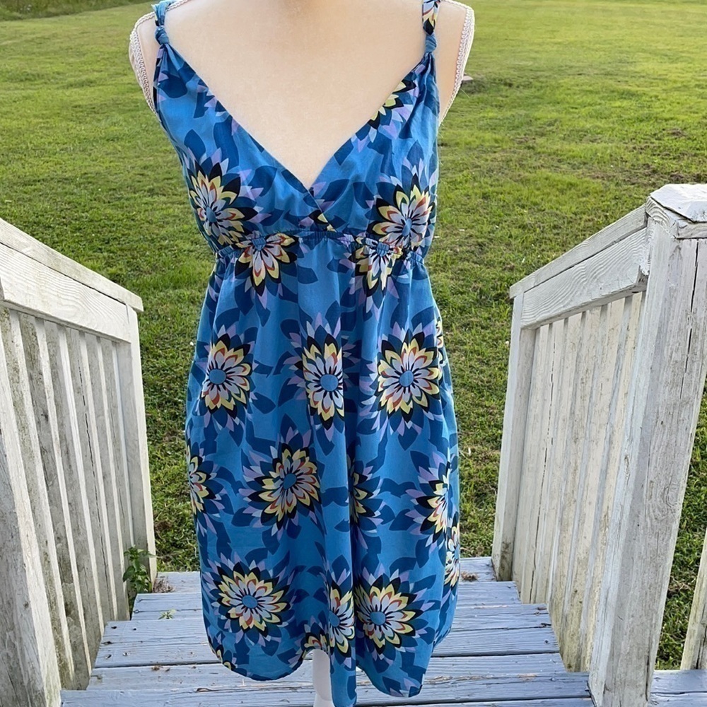 OLD Navy Beautiful Blue Floral Summer Dress Size Medium, Perfect for summer!